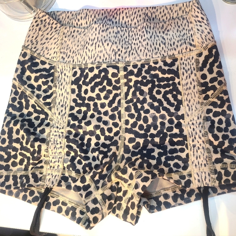 Lulu lemon size 4 cheetah leopard shorts yoga shorts bike shorts Lululemon